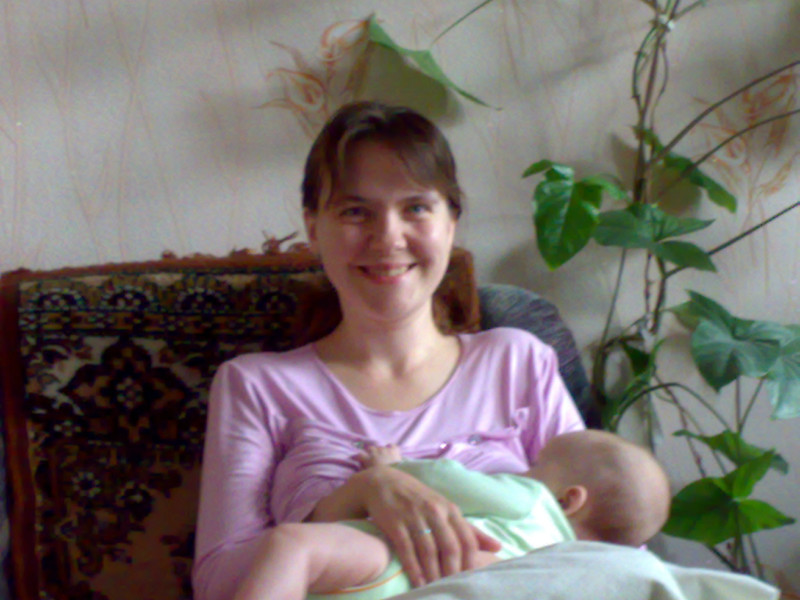 ребенок у мамы на руках